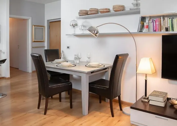 Tridenthome 5 Min From Station & Free Wifi